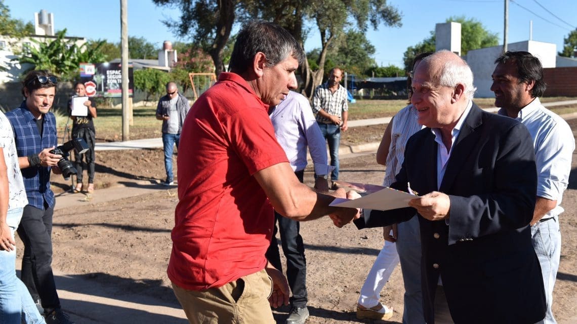 Lifschitz entregó 22 viviendas en Chañar Ladeado