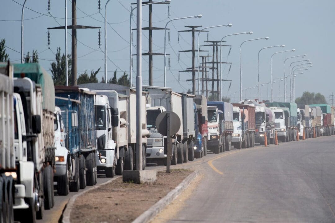 Rosario: Miles de camiones en los puertos por la cosecha record