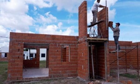 Melincué: En tiempo record terminarán de techar 10 viviendas
