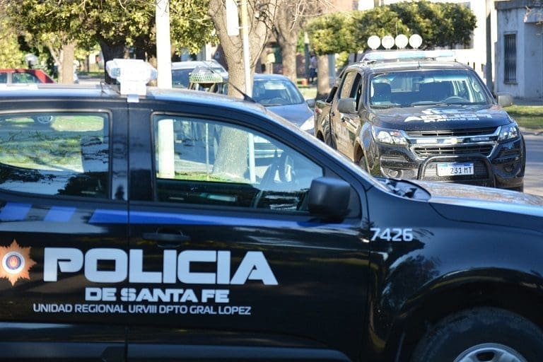 Firmat: La policía rescató a una niña del interior de un comercio