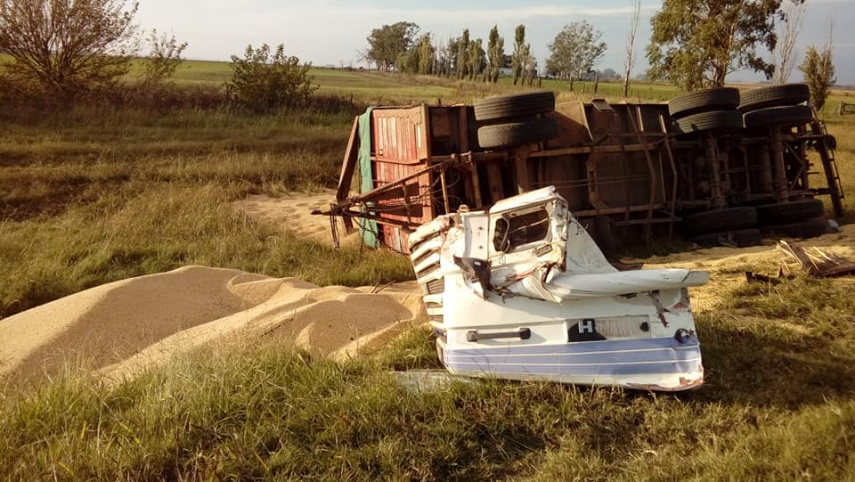 Elortondo: Choque entre dos camiones en Ruta 90 Elortondo: Choque entre dos camiones en Ruta 90
