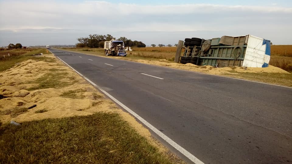 Elortondo: Choque entre dos camiones en Ruta 90 Elortondo: Choque entre dos camiones en Ruta 90