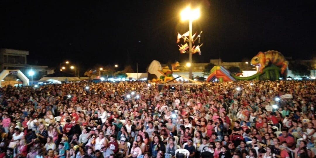 Venado Tuerto: Apertura y actuación de Piñon Fijo con una multitud en la Fiesta de las Colectividades Venado Tuerto: Apertura y actuación de Piñon Fijo con una multitud en la Fiesta de las Colectividades