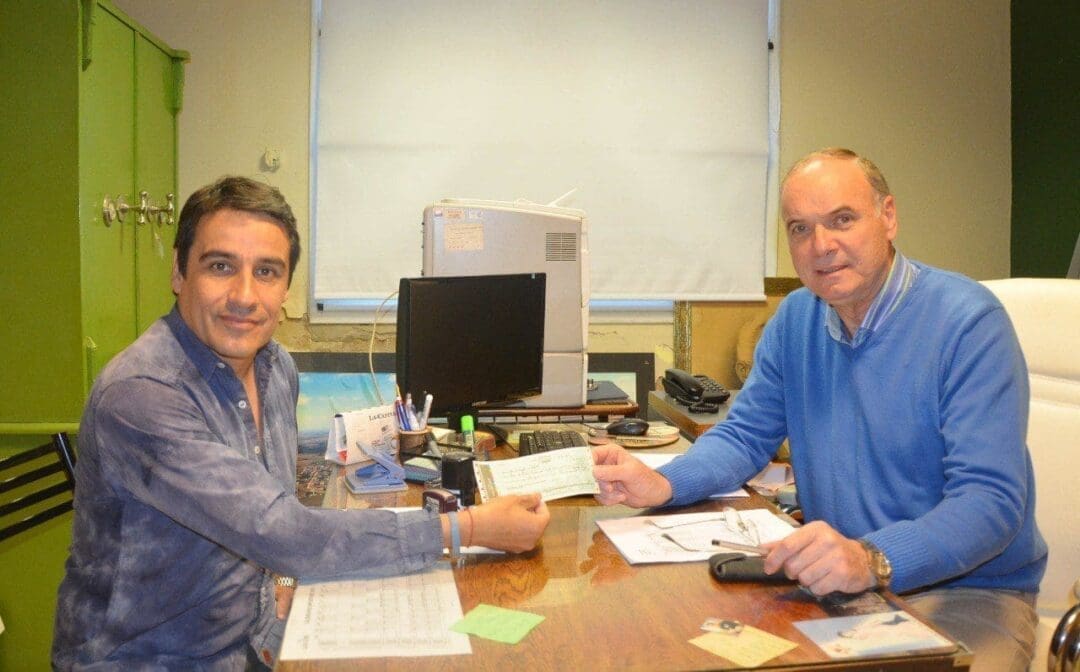 Villa Cañás: El intendente Gizzi entregó el canon del Balneario a la Escuela Técnica 484