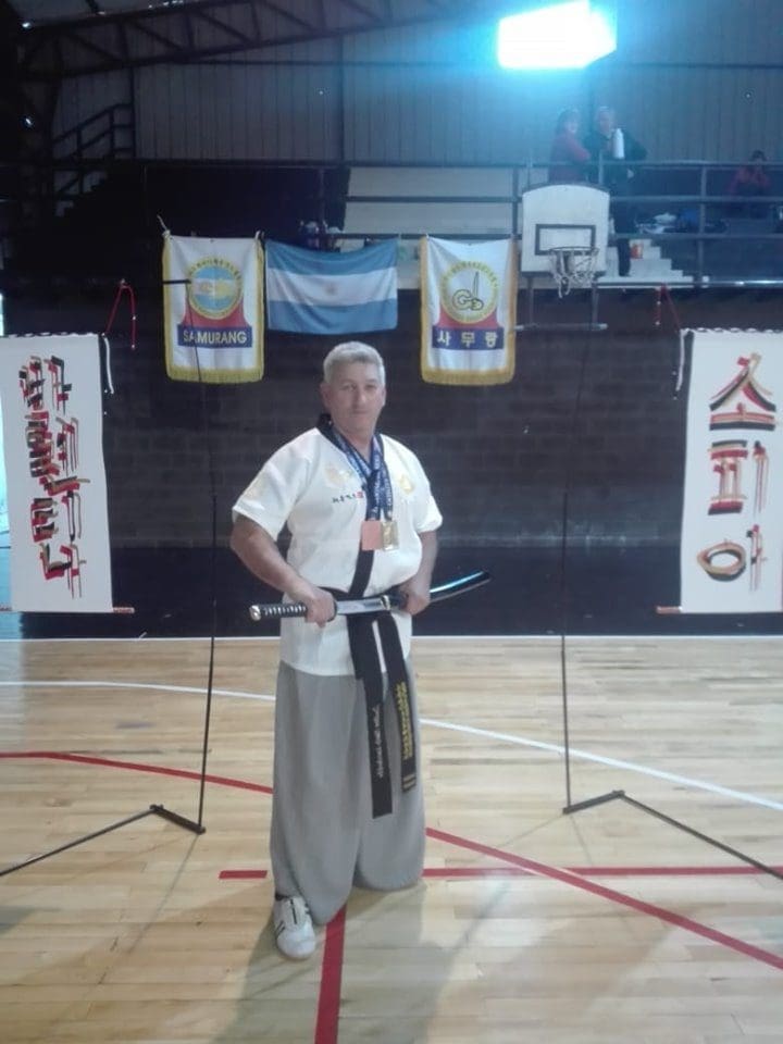 Secretario de deportes de la comuna de Melincué se consagró campeón sudamericano de espada coreana