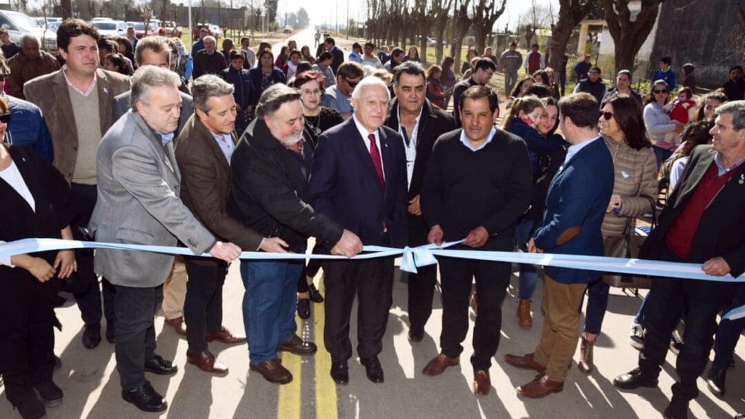 Lifschitz inauguró obras de pavimentación y distribución de agua en la localidad de Lazzarino