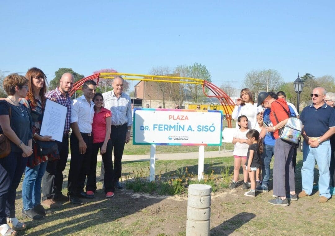Villa Cañás: Se colocó el nombre de Dr. Fermín A. Sisó a la Plaza de Av. 51 entre 64 y 60