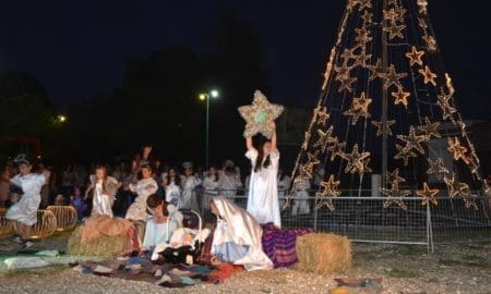 Villa Cañás: Se encendió la Navidad con el arbolito y el pesebre viviente
