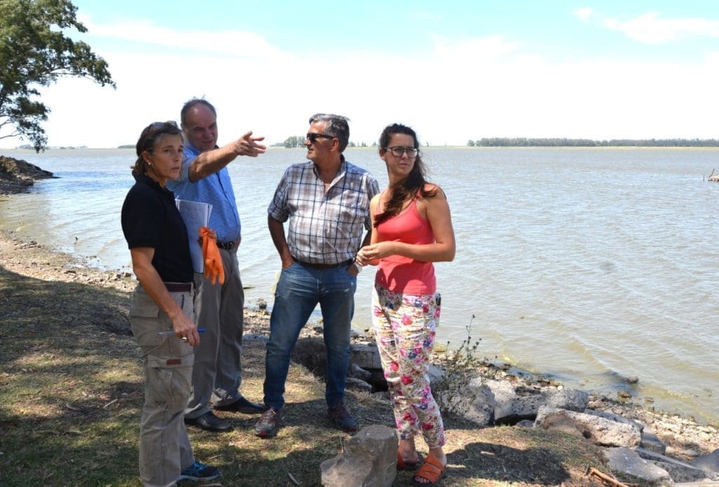 Villa Cañás: Funcionarios del Ministerio de Ambiente evaluaron los peces muertos Villa Cañás: Funcionarios del Ministerio de Ambiente evaluaron los peces muertos