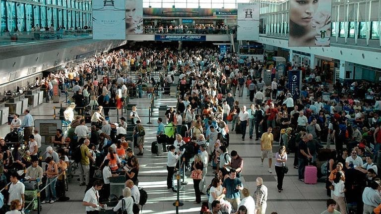 Análisis: Una sociedad encerrada entre varios cepos