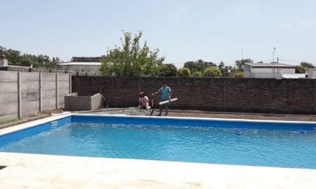 El senador Enrico y la comuna de Miguel Torres más cerca de cumplir el sueño de la pileta pública