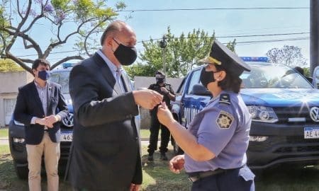 El gobernador Omar Perotti entregó móviles para la policía y fondos para obras menores y atención Covid