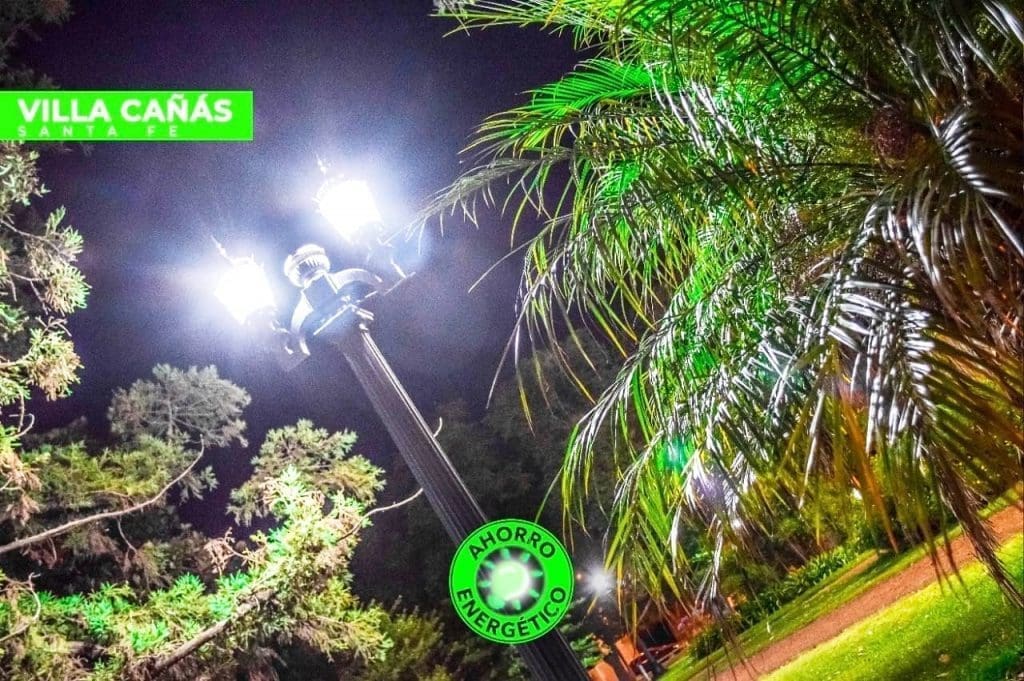 Villa Cañás: Finalizó la instalación de nuevas luces LED en la Plaza 9 de Julio
