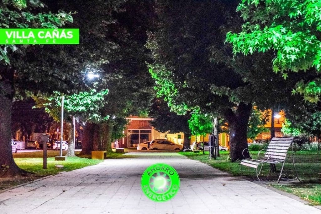 Villa Cañás: Finalizó la instalación de nuevas luces LED en la Plaza 9 de Julio