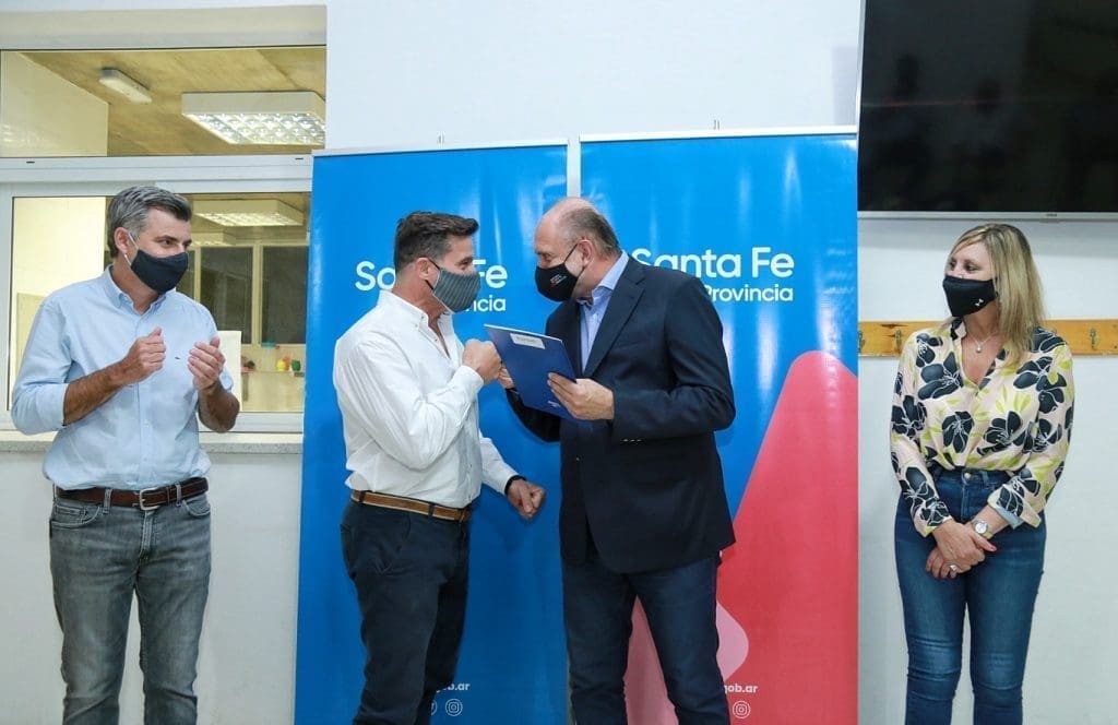 Perotti encabezó la entrega de 24 viviendas en Firmat y aportes económicos a 12 localidades de la región