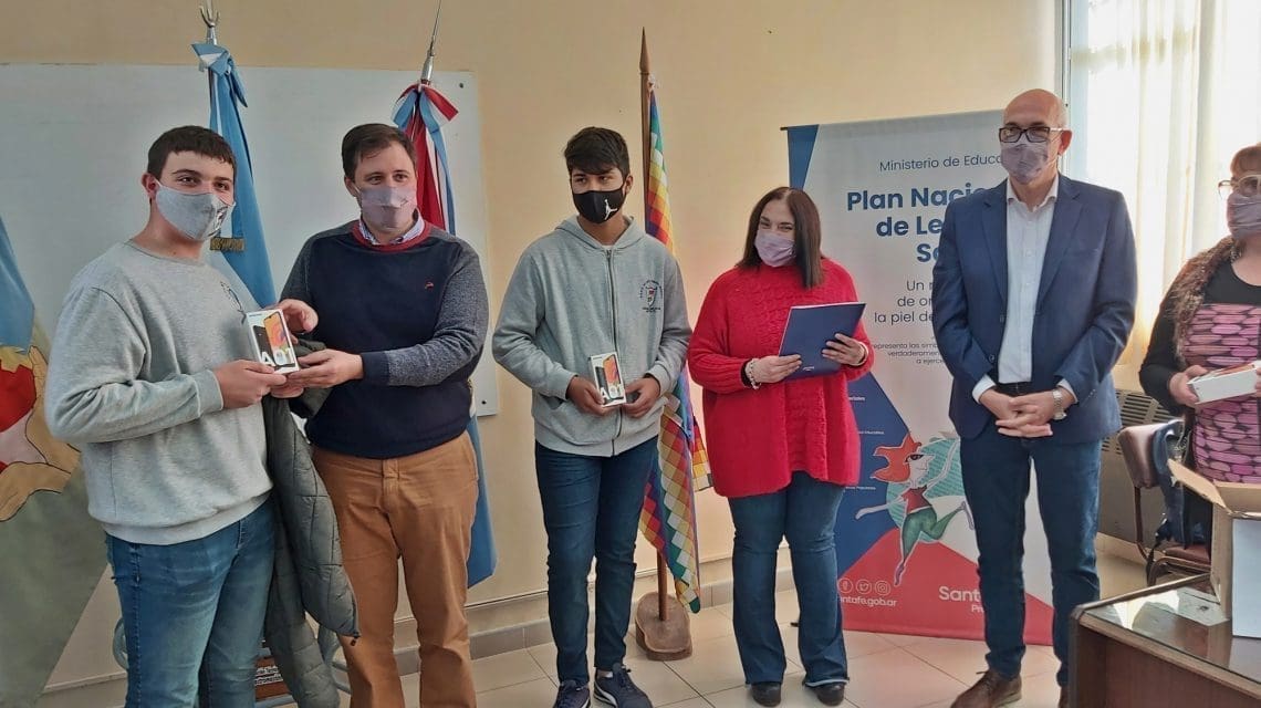 Venado Tuerto: La provincia continúa con la entrega de dispositivos móviles del plan Ángela Peralta Pino