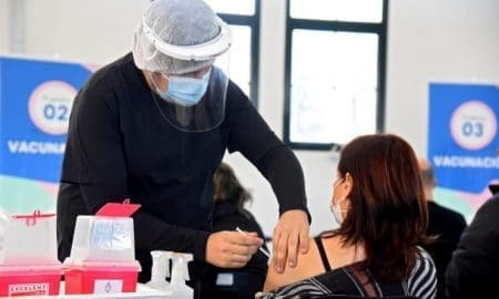 La vacuna de refuerzo será para todos: qué hacer para recibirla y la diferencia con la tercera dosis
