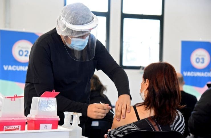 La vacuna de refuerzo será para todos: qué hacer para recibirla y la diferencia con la tercera dosis