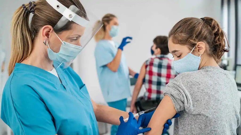 Comienza la vacunación en adolescentes: Las preguntas más frecuentes