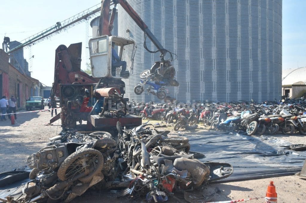 El gobierno de Venado Tuerto realizó la primera compactación de vehículos en el nuevo corralón municipal El gobierno de Venado Tuerto realizó la primera compactación de vehículos en el nuevo corralón municipal