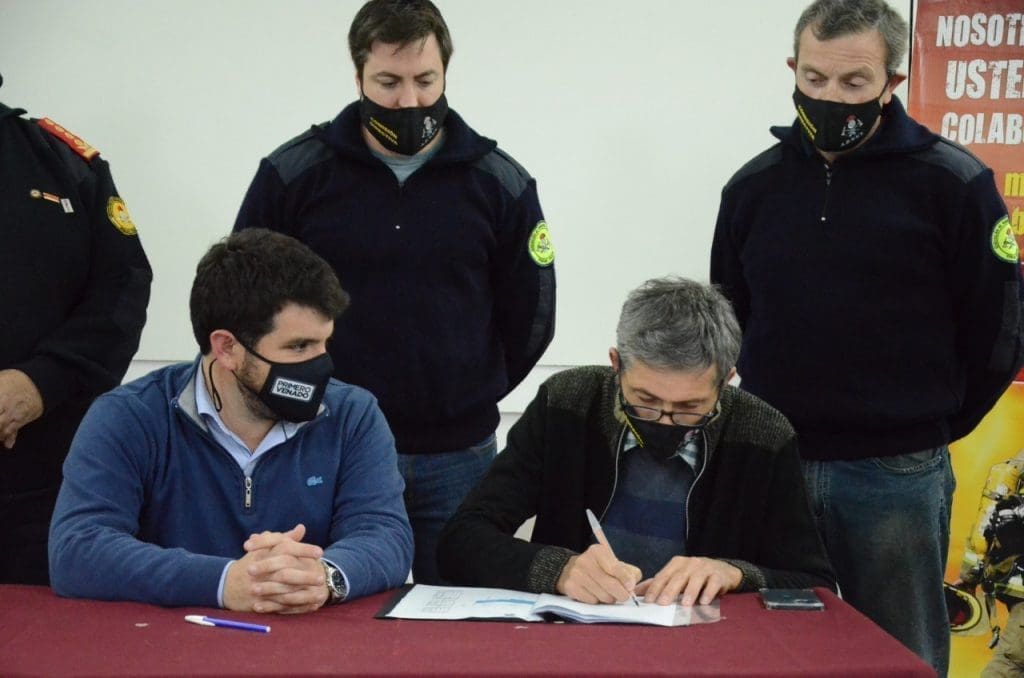 Venado Tuerto: El intendente Chiarella oficializó la donación de un terreno a Bomberos Voluntarios