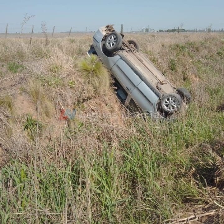 Villa Cañás: Vuelco de un vehículo en Ruta 94 frente al Aeroclub