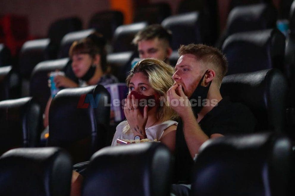 Otorgan $5000 a jóvenes de bajos recursos para usar en cines, recitales y “bienes y servicios culturales”
