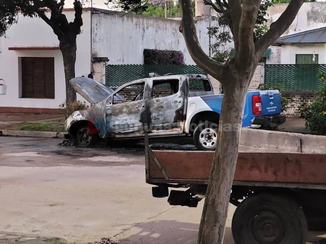 Sancti Spíritu: Incendiaron dos móviles policiales frente a la Comisaría