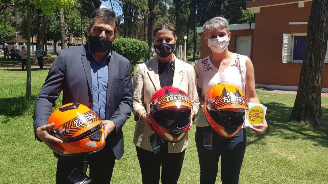 La APSV entregó cascos y chalecos a motociclistas de Venado Tuerto