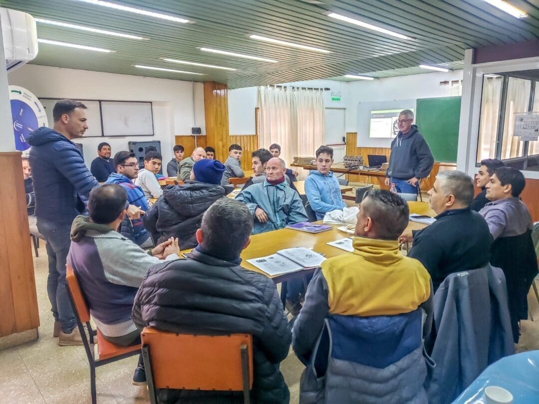 Comenzaron las clases prácticas del Curso de Mecánica de motores impulsado por el senador Enrico y FAATRA Comenzaron las clases prácticas del Curso de Mecánica de motores impulsado por el senador Enrico y FAATRA