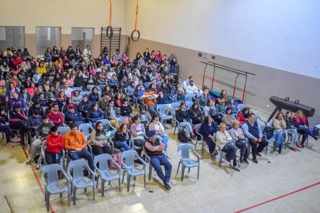 Venado Tuerto: El senador Enrico junto a Roberto Landaburu presentaron el libro "31" en el ICES Venado Tuerto: El senador Enrico junto a Roberto Landaburu presentaron el libro "31" en el ICES