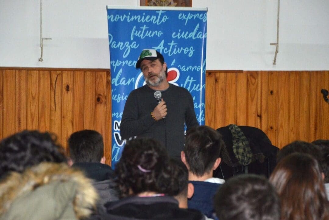Villa Cañás: Más de 700 personas participaron de la charla que brindó Gastón Pauls sobre adicciones