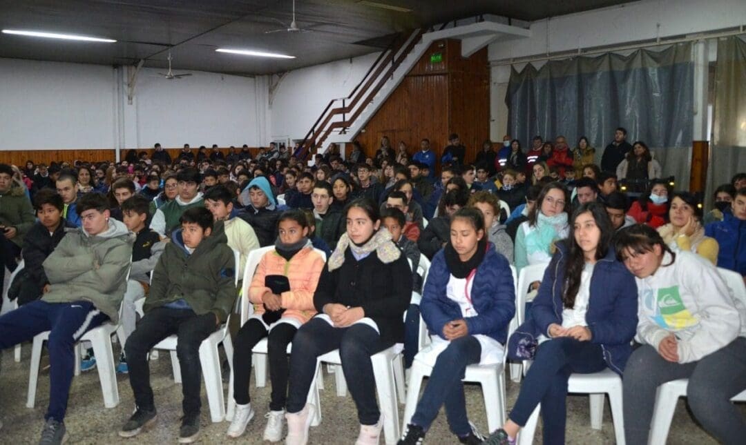 Villa Cañás: Más de 700 personas participaron de la charla que brindó Gastón Pauls sobre adicciones