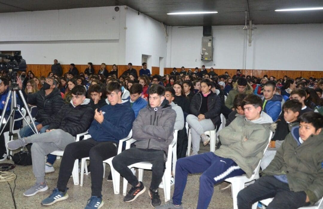 Villa Cañás: Más de 700 personas participaron de la charla que brindó Gastón Pauls sobre adicciones