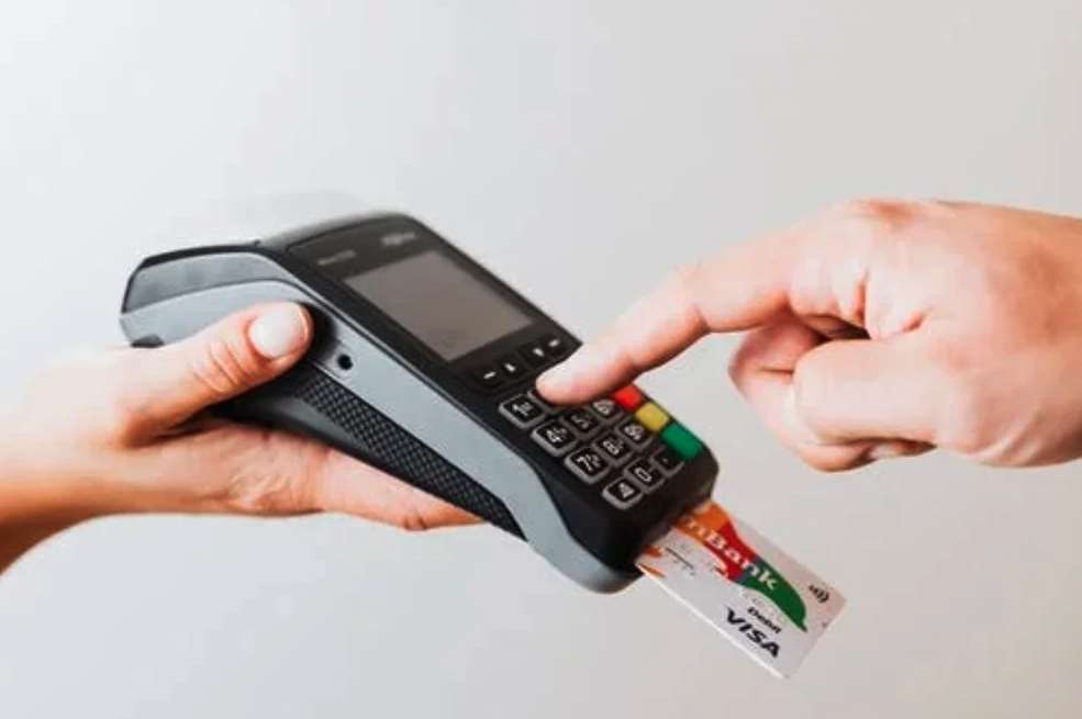 Reintegro en las compras con tarjeta de débito: la AFIP aumentó los montos para jubilados y beneficiarios de planes