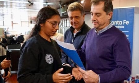 La provincia entregó actas de regularización dominial a vecinos de Firmat y Venado Tuerto