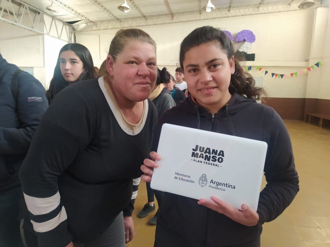 Conectar Igualdad: Alumnos de la EESO 244 de María Teresa recibieron su netbook