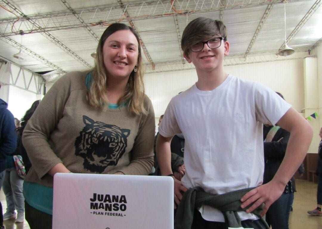 Conectar Igualdad: Alumnos de la EESO 244 de María Teresa recibieron su netbook