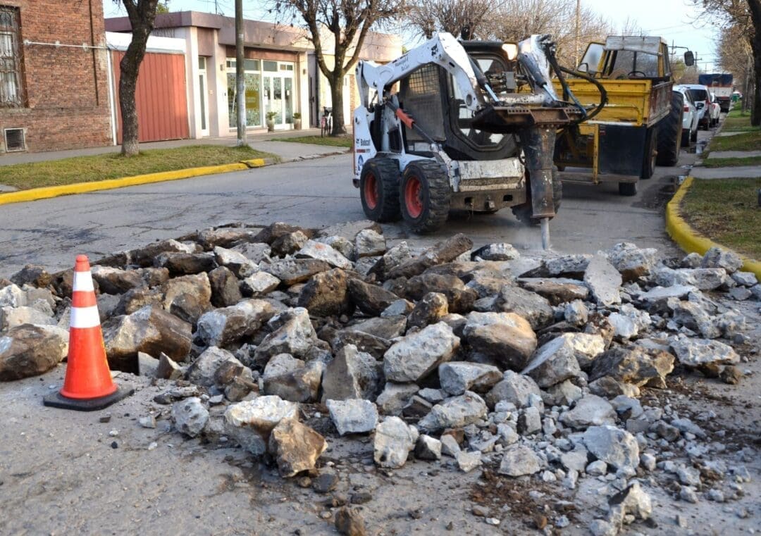 Villa Cañás: Continúa el plan de obras públicas con trabajos de bacheo Villa Cañás: Continúa el plan de obras públicas con trabajos de bacheo
