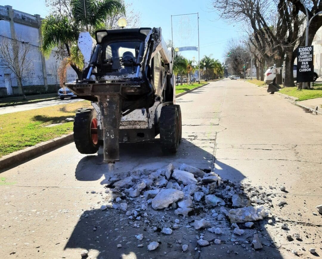 Villa Cañás: Continúa el plan de obras públicas con trabajos de bacheo Villa Cañás: Continúa el plan de obras públicas con trabajos de bacheo