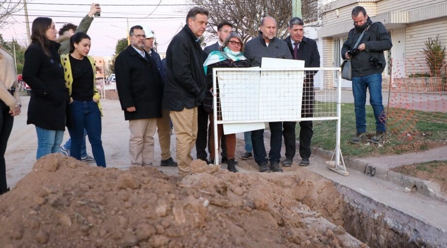 Perotti recorrió la obra de extensión de las redes cloacales de Firmat