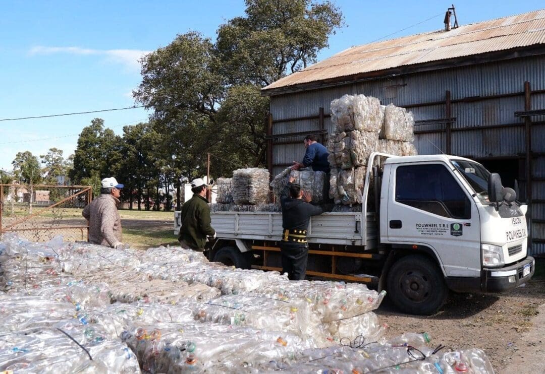 Reciclado en Villa Cañás: Se entregaron 1280 kilos de botellas PET Reciclado en Villa Cañás: Se entregaron 1280 kilos de botellas PET