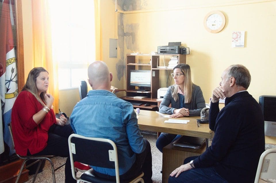 Villa Cañás: Georgina Orciani y Lisandro Enrico entregaron aportes a la Escuela Especial Nº 2070