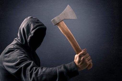 Villa Cañás: Un hombre rompió la puerta de su ex pareja a hachazos