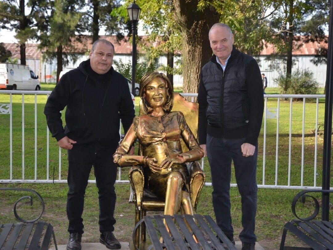 Villa Cañás: El municipio retiró la estatua de Mirtha Legrand Villa Cañás: El municipio retiró la estatua de Mirtha Legrand