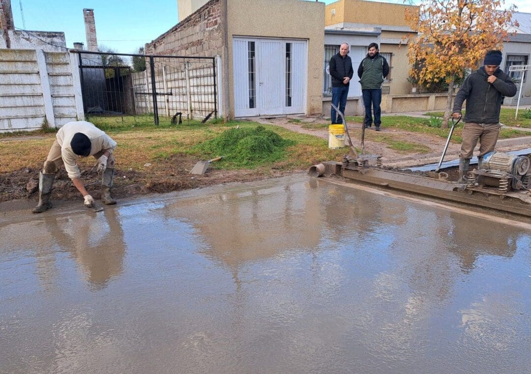 Villa Cañás: La obra pública no se detiene, comenzó a pavimentarse la Calle 56 entre 61 y 63 Villa Cañás: La obra pública no se detiene, comenzó a pavimentarse la Calle 56 entre 61 y 63