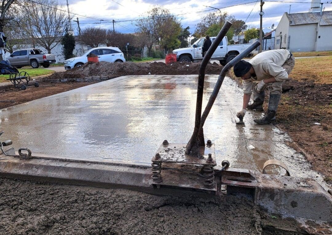 Villa Cañás: La obra pública no se detiene, comenzó a pavimentarse la Calle 56 entre 61 y 63 Villa Cañás: La obra pública no se detiene, comenzó a pavimentarse la Calle 56 entre 61 y 63