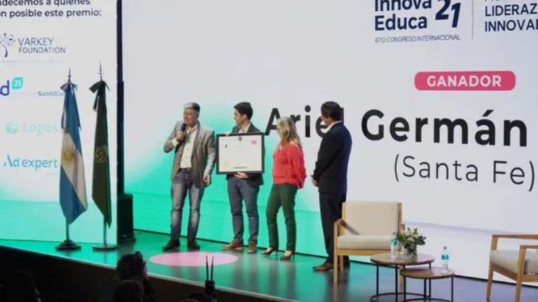 Un docente de Villa Cañás fue premiado por su trabajo innovador Un docente de Villa Cañás fue premiado por su trabajo innovador