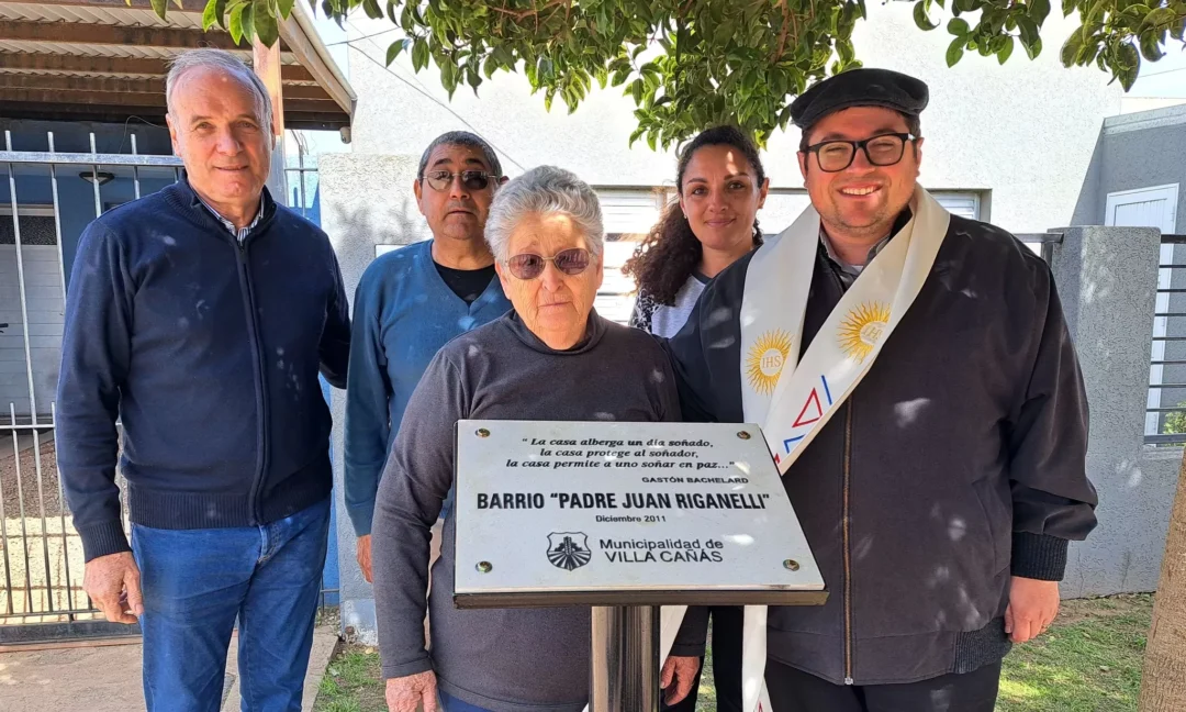 Villa Cañás: La Municipalidad restituyó la placa en el Barrio Padre Juan Riganelli