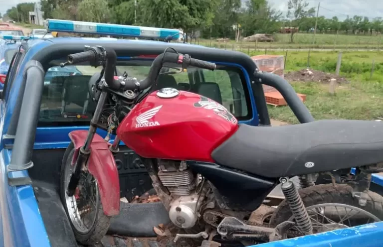 Villa Cañás: Arrestaron a un sujeto por efectuar disparos y secuestraron una moto